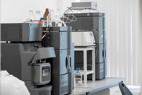 教學(xué)儀器設(shè)備與教育軟件 現(xiàn)代教育技術(shù)的雙翼